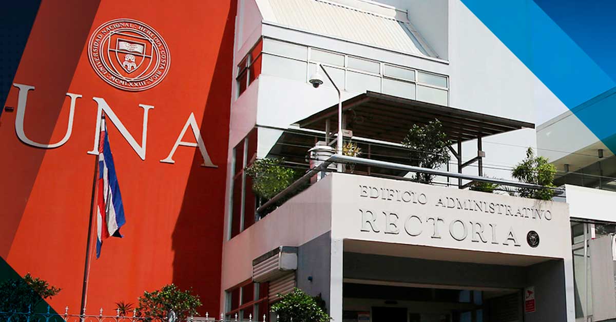 Edificio de la UNA con bandera de Costa Rica