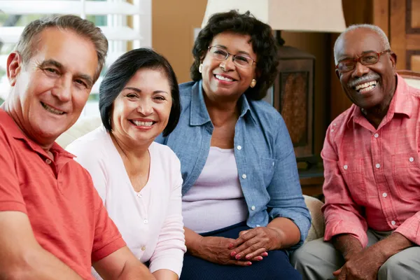 4 PERSONAS, 2 HOMBRES Y 2 MUJERES ADULTOS MAYORES, SONRIENDO